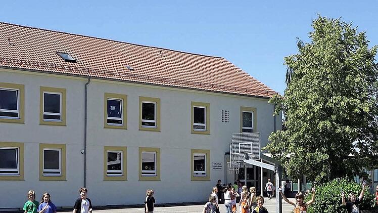 Kinder sind auf dem Schulhof in Neuses längst nicht mehr zu sehen. Nun wurde für das Gebäude eine neue Nutzungsmöglichkeit gefunden. Fotos: Archiv
