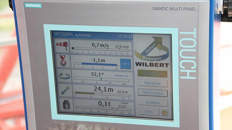 Ein Touchscreen gibt einen Überblick über die wichtigsten Daten. Foto: Ralf Ruppert