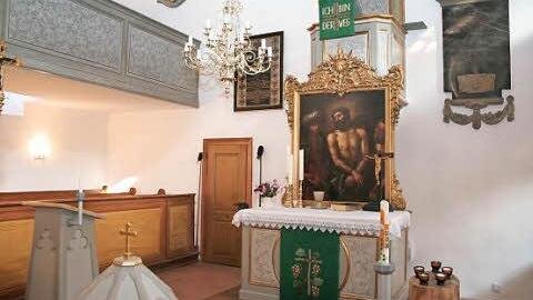 Blick ins Innere der Schlosskirche mit dem Altarbild, das die Verspottung Jesu zeigt. Foto: Evi Seeger