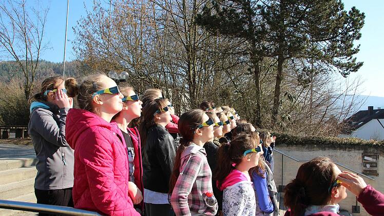 Die Schülerinnen der 6b/d der Realschule Ebermannstadt wagten während dem Sportunterricht mit Lehrerin Karin Meisinger den Blick zur Sonne - alle mit den gemeinsam bestellten Brillen ausgestattet.  Foto: haj