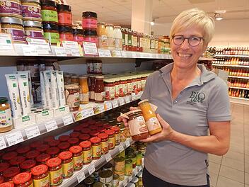In ihrem Markt am Vogelseck führt Christine Lettenmeier ein breites Sortiment an Bio-Produkten. Foto: Mona Lisa Eigenfeld