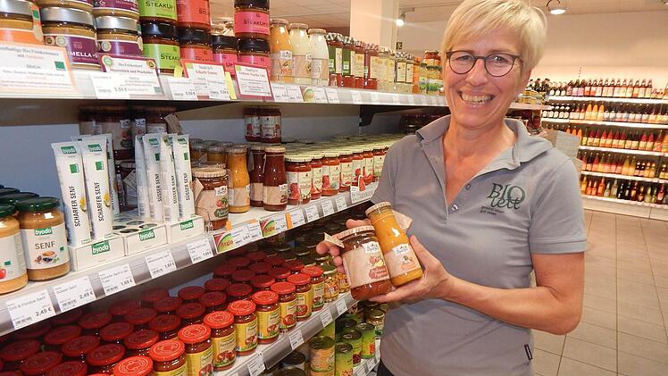 In ihrem Markt am Vogelseck führt Christine Lettenmeier ein breites Sortiment an Bio-Produkten. Foto: Mona Lisa Eigenfeld