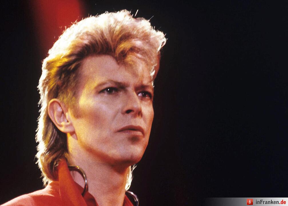 Rockmusiker David Bowie während seines Auftritts beim Festival «Rock am Ring» auf dem Nürburgring am 07.06.1987. Foto: Harald Menk/dpa
