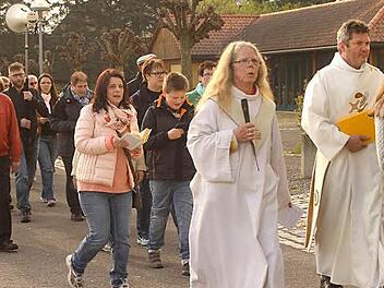 Ein gewohntes Bild in Limbach: Wenn die Pilger kommen, steht Mesnerin Roswitha Bühl immer parat.