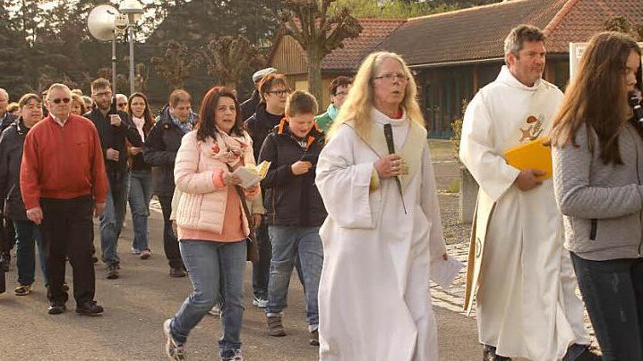 Ein gewohntes Bild in Limbach: Wenn die Pilger kommen, steht Mesnerin Roswitha Bühl immer parat.