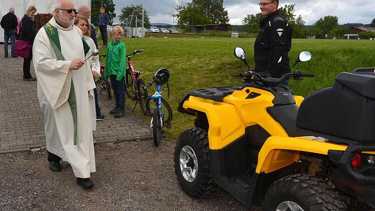 Pfarrer Stefan Hartmann erbat in Waldfenster Gottes Segen fpür die Fahrzeuge. Foto: Peter Rauch