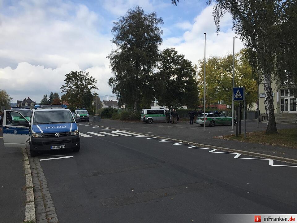 Amoklauf in Schule angedroht - Polizei mit Maschinenpistolen sichert weitraeumig ab