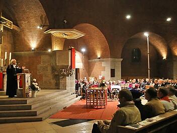 Dekan Hans-Martin Lechner begrüßte zum Reformationsgottesdienst in der Erlöserkirche. Foto: Barbara Herbst