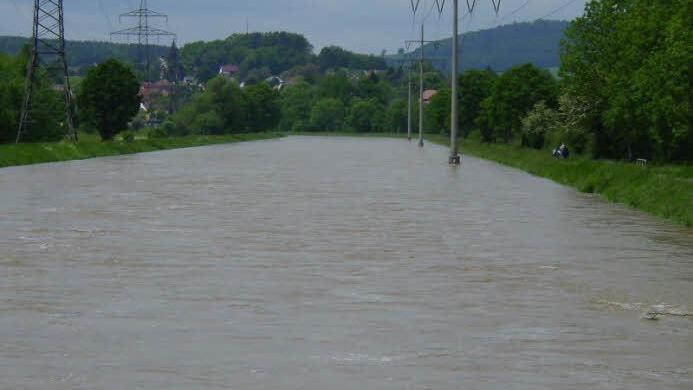 Beim Hochwasser im Mai 2006 lief die Flutmulde bis zur Dammkrone voll. Foto: Feuerwehr Kulmbach