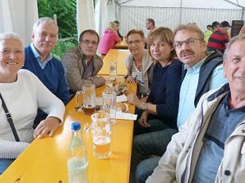 Altbürgermeister Zeißler (r.) und Bürgermeisterin Rose Stark (l.) amüsierten sich mit dem Besuch aus dem Württembergischen. Foto: Schwind