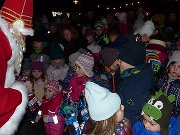 Beim Besuch des Nikolaus machten die Kleinen große Augen. Fotos: Klaus-PeterWulf
