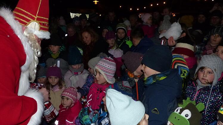 Beim Besuch des Nikolaus machten die Kleinen große Augen. Fotos: Klaus-PeterWulf