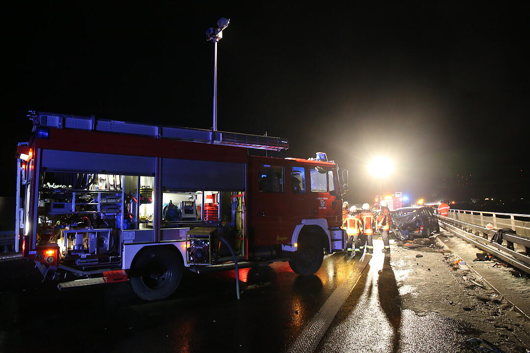 Tödlicher Unfall auf A9: Autos krachen  in Unfallstelle – Mann von Brücke geschleudert