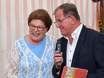 Bezirkstagspräsident Erwin Dotzel begrüßte Landtagspräsidentin Barbara Stamm in Schloss Römershag.  Rolf Poss