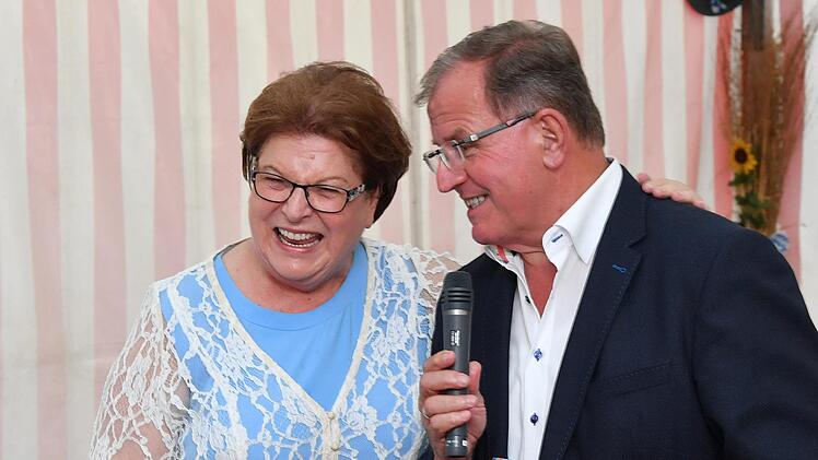 Bezirkstagspräsident Erwin Dotzel begrüßte Landtagspräsidentin Barbara Stamm in Schloss Römershag.  Rolf Poss