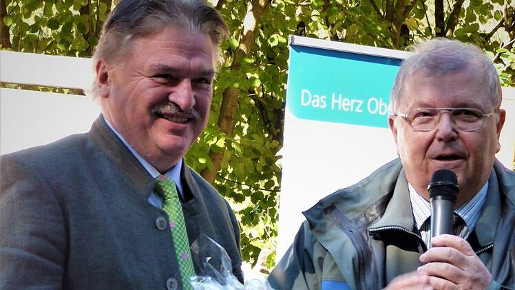Präsident Olaf Schmidt (rechts) überreicht anLandrat Klaus Peter Söllner ein Präsent