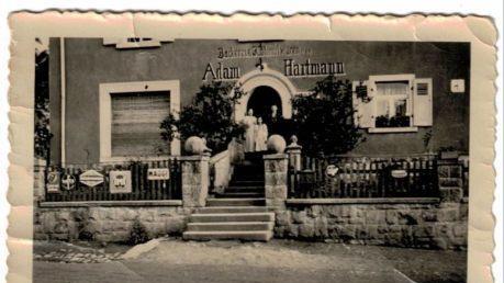 1939 gelangte man zur Bäckerei Hartmann noch direkt von der Dorfstraße. Im Eingang stehen Peter Hartmanns Großeltern Sofie und Adam Hartmann und Tante Helena. Foto: Sammlung Peter Hartmann