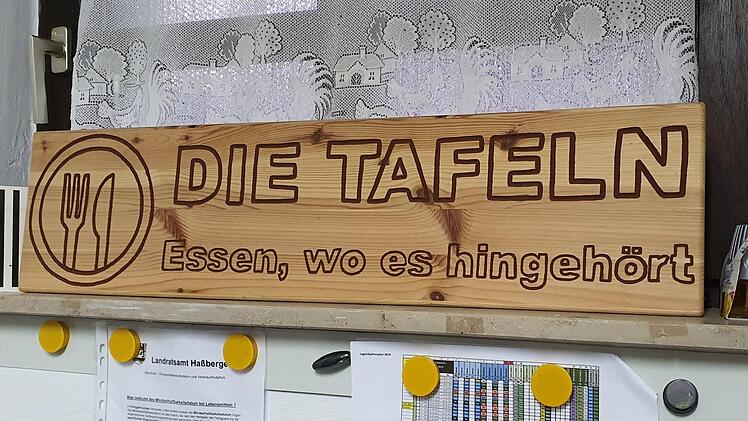 Die Ehrenamtlichen freuen sich sehr über den Rückhalt, den sie durch die Eltmanner Mittelschule erhalten. Das Schild ist ein Geschenk.