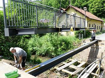 Das erste Seitenteil schwebt ein. Foto: Dieter Hübner