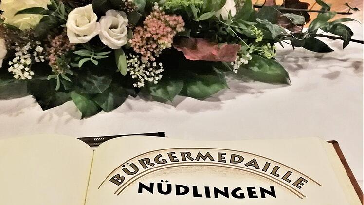 Das Goldene Buch der Gemeinde Nüdlingen ist für die Unterschriften der Bürgermedaillen-Träger Anton Suckfüll und Winfried Schneider vorbereitet.Sigismund von Dobschütz