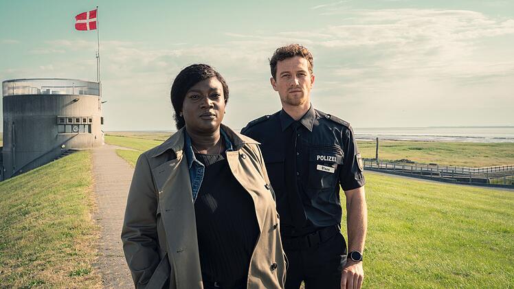 BKA-Polizistin Gloria (Thelma Buabeng) und der norddeutsche Provinzbulle Pieper (Artjom Gilz) arbeiten in "Die Polizistin und die Sprache des Todes" zusammen.