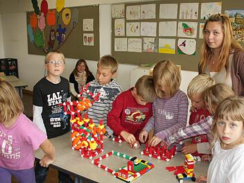 Kinderpflegerin Magdalena Ben (rechts) und Erzieherin Rose Weyermann (im Hintergrund) betreuen die Schulkinder in Höchstadt Süd.  Fotos: Andreas Dorsch