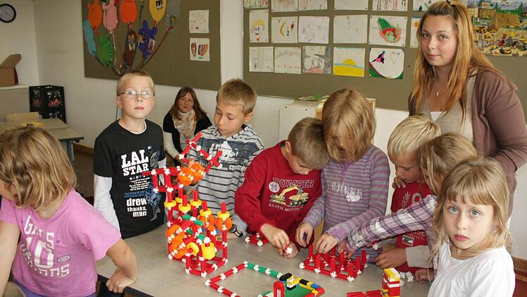 Kinderpflegerin Magdalena Ben (rechts) und Erzieherin Rose Weyermann (im Hintergrund) betreuen die Schulkinder in Höchstadt Süd.  Fotos: Andreas Dorsch