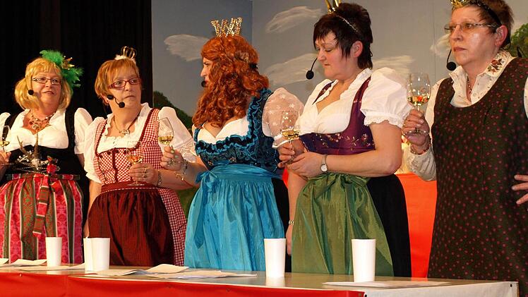 Die Königinnen stritten sich um die Vorherrschaft der Zeiler Weinlagen. Mit von der Partie waren, von links: Florenze Rössler, Christiane Garreis, Nadine Mühlfelder, Martina Kehl, Susanne Wolfschmitt. Christiane Garreis und Susanne Wolfschmitt glänzten später als Resi und Babet.