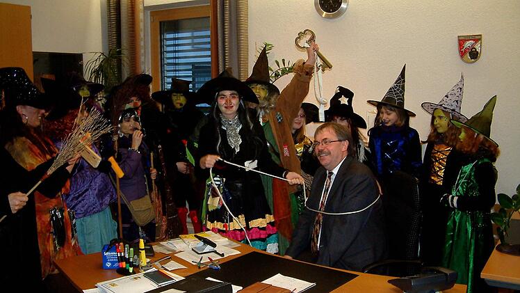 Da lacht er übers ganze Gesicht: Der Sander Rathaus-Chef Bernhard Ruß hat Humor und beim Sander Hexenvolk hat er auch gar keine andere Chance. Am Donnerstag übernahmen die Weiber das Regiment.Alle Fotos: Alfons Beuerlein