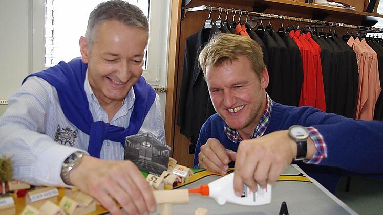 Stefan Weiss (links) und Ulf Krause sorgten für die handwerkliche sowie planerische Umsetzung des 3D-Plans.  Foto: Heike Schülein