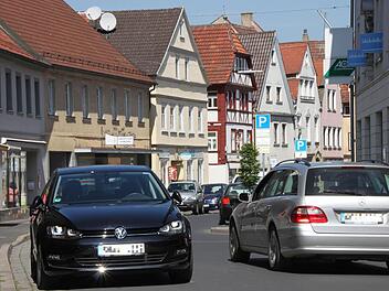 Viel Verkehr ist stets in den Straßen der Innenstadt. Gerade Auswärtige suchen oft lange nach einem Parkplatz. Abhilfe schaffen soll das neue Parkrauminformation, die am Montag offiziell vorgestellt wurde.  Foto: Markus Reeh