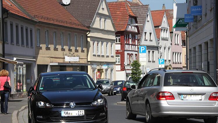 Viel Verkehr ist stets in den Straßen der Innenstadt. Gerade Auswärtige suchen oft lange nach einem Parkplatz. Abhilfe schaffen soll das neue Parkrauminformation, die am Montag offiziell vorgestellt wurde.  Foto: Markus Reeh