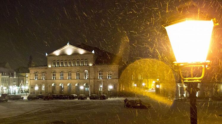Blick auf den verschneiten Coburger Schlossplatz mit dem Landestheater.Fotos: Jochen Berger