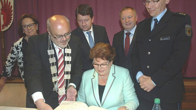 Barbara Stamm trägt sich in das Goldene Buch der Gemeinde Oerlenbach ein. Mit dabei (von links) Bezirksrätin Karin Renner, Bürgermeister Franz Kuhn, MdL Sandro Kirchner, Frank Schaffrath-Schürmann als Leiter der Schule des BPOLAFZ, Landrat Thomas Bold und der Leiter des BPOLAFZ, Thomas Lehmann.  Foto: Stefan Geiger