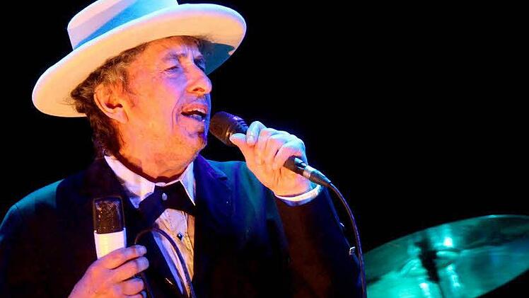 In Bamberg durften Fotografen Bob Dylan nicht ablichten. Vor drei Jahren in Spanien (o,) waren Fotos noch möglich. Foto: Domenech Castello /dpa
