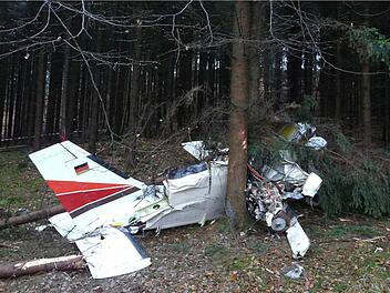 Das Foto der Bundesstelle für Flugunfalluntersuchung zeigt das grausame Ausmaß des Absturzes, bei dem alle drei Insassen ums Leben kamen.  Foto: Bundesstelle für Flugunfalluntersuchung