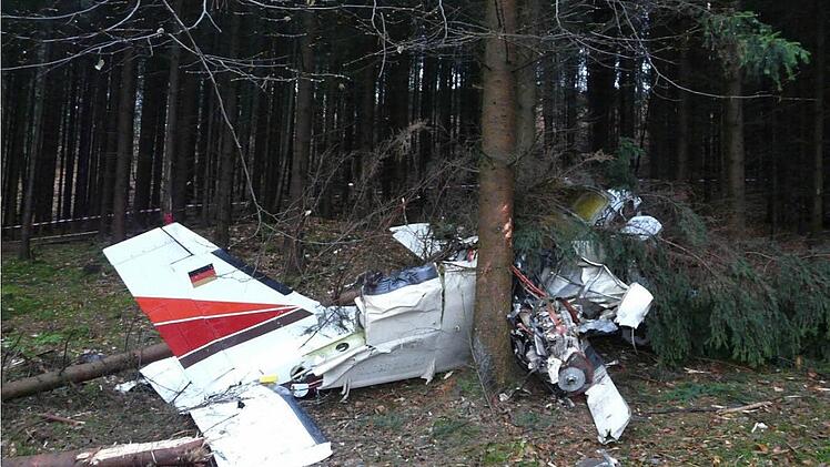Das Foto der Bundesstelle für Flugunfalluntersuchung zeigt das grausame Ausmaß des Absturzes, bei dem alle drei Insassen ums Leben kamen.  Foto: Bundesstelle für Flugunfalluntersuchung