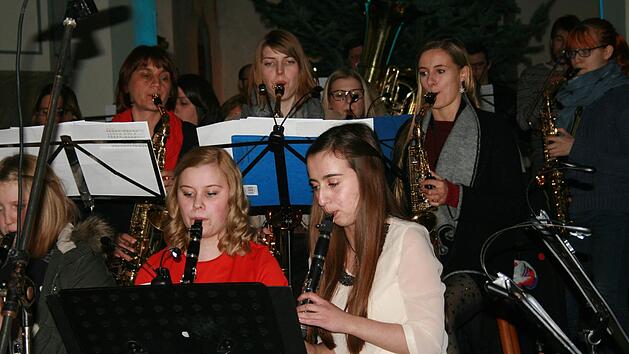 Das Jugendblasorchester (J.B.O.) Scholz spielte beim Weihnachtskonzert in Geroda auf. Foto: Gabriele Sell