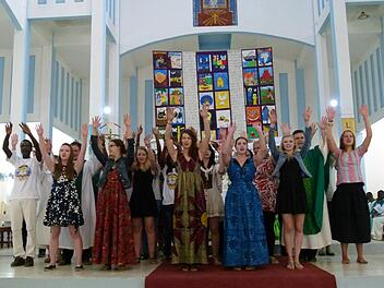 Die Jugendgruppe aus Franken begeisterte mit einem Gospel, den sie gemeinsam mit Diözesanjugendpfarrer Detlef Pötzel und senegalesischen Freunden sangen. Fotos: Marion Krüger-Hundrup