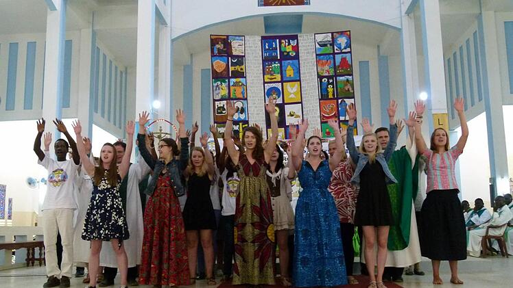 Die Jugendgruppe aus Franken begeisterte mit einem Gospel, den sie gemeinsam mit Diözesanjugendpfarrer Detlef Pötzel und senegalesischen Freunden sangen. Fotos: Marion Krüger-Hundrup