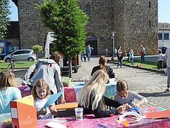 Draußen auf dem Kirchenvorplatz hatten die Kids ihr Vergnügen bei vielen Spielen und Überraschungen und bei kreativen Basteleien. Foto: Karl-Heinz Hofmann