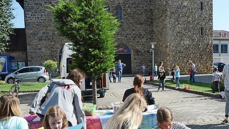 Draußen auf dem Kirchenvorplatz hatten die Kids ihr Vergnügen bei vielen Spielen und Überraschungen und bei kreativen Basteleien. Foto: Karl-Heinz Hofmann