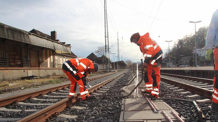 November 2016: Die ersten Arbeiten an den Gleisen des Coburger Bahnhofs beginnen.Foto: Oliver Schmidt