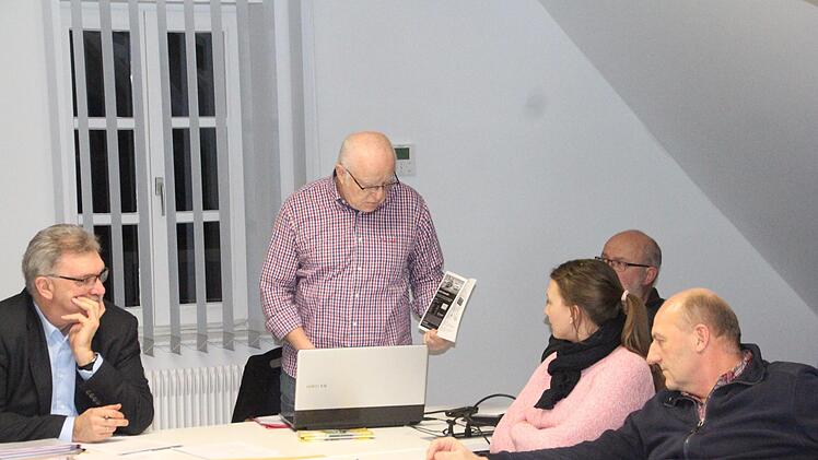 Bürgermeister Helmut Dietz (links) sowie (von rechts) Gemeinderat Jürgen Fromm (SPD), Verwaltungsleiter Edgar Maier und Gemeinderätin Anna Döhler (SPD) lauschten den Ausführungen von Arnold Genslein, Vorsitzender des Automobilclubs Ebern.H. Will