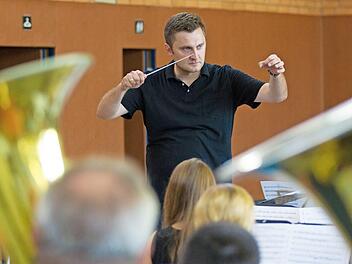 Kreisdirigent Christian Stenglein probt mit dem Kreisorchester Lichtenfels. Das nächste Konzert mit dem Titel "Lied ohne Worte" ist am 18. November um 16 Uhr in der Basilika in Vierzehnheiligen.  Foto: Tim Birkner