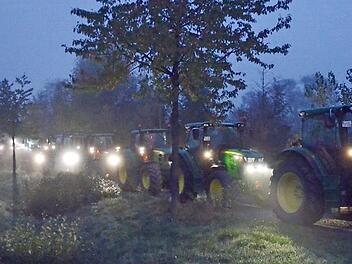 Start im Morgengrauen: Mehr als 100 Landwirte aus dem Coburger Land trafen sich mit ihren Traktoren bei Sonnefeld, um von dort zum Sammelpunkt bei Bindlach zu fahren. Von dort ging es weiter im Konvoi nach Bayreuth.  Foto: Rainer Lutz