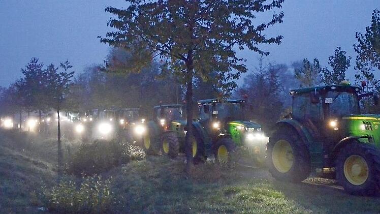 Start im Morgengrauen: Mehr als 100 Landwirte aus dem Coburger Land trafen sich mit ihren Traktoren bei Sonnefeld, um von dort zum Sammelpunkt bei Bindlach zu fahren. Von dort ging es weiter im Konvoi nach Bayreuth.  Foto: Rainer Lutz