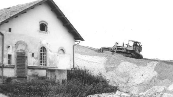 Nachdem der alte Ludwigskanal trocken gelegt wurde, musste sein Bett in den 1960er Jahren dem neuen Main-Donau-Kanal weichen. Das ehemalige W&auml;rterhaus der Schleuse 96 bei Hirschaid blieb stehen und dient heute dem Sch&auml;ferhundeverein als Vereinsheim. Foto: Museen Hirschaid