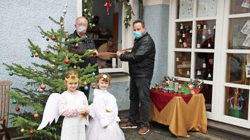 Am Freitag eröffnete Ingo Lehmann mit Pfarrer Hans Roppelt den "Adventsmarkt to go" des Kindergartens "Unsere Liebe Frau". Fotos: Romy Denk