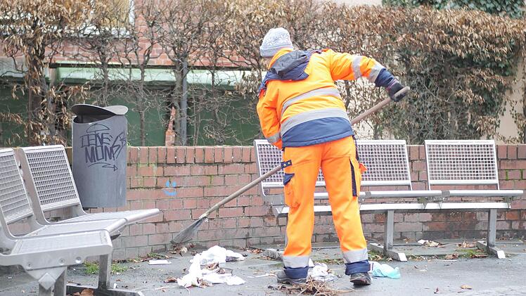 Der M&uuml;lleimer steht direkt daneben, doch das interessiert viele Jugendliche nicht.